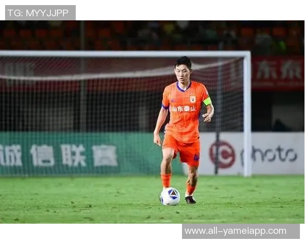 泰山足校教练赞扬彭啸拼搏精神与战斗风格值得学习与推广